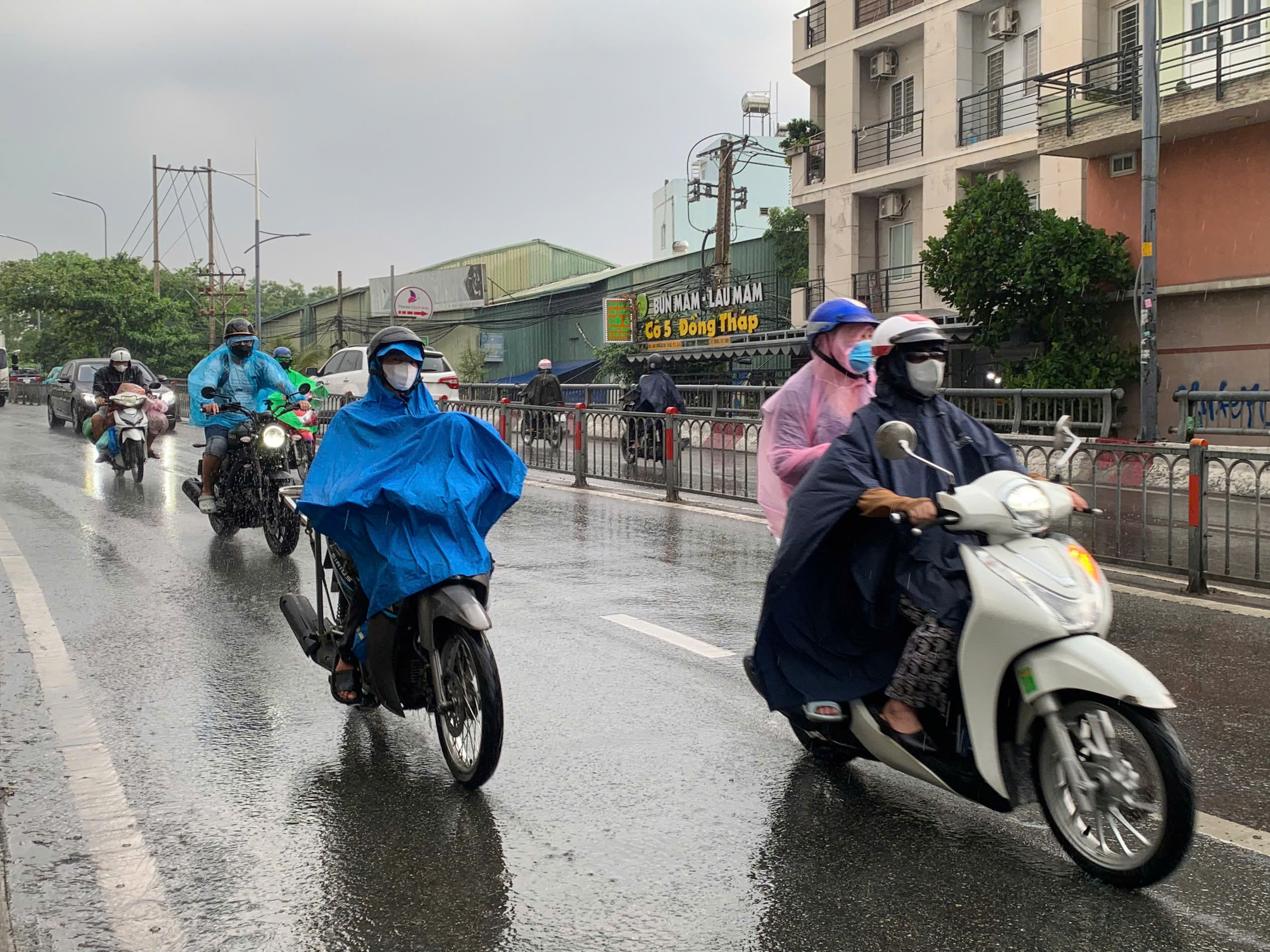 Đầu giờ chiều, mưa tr&uacute;t xuống nhiều nơi ở TP HCM - Ảnh 1.