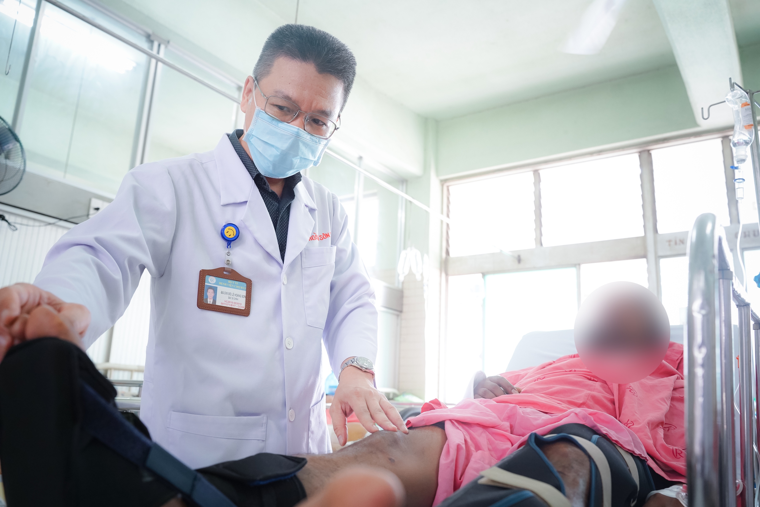 Sức khoẻ nạn nhân vụ cháy giàn khoan dầu ở Cà Mau ra sao?- Ảnh 1.