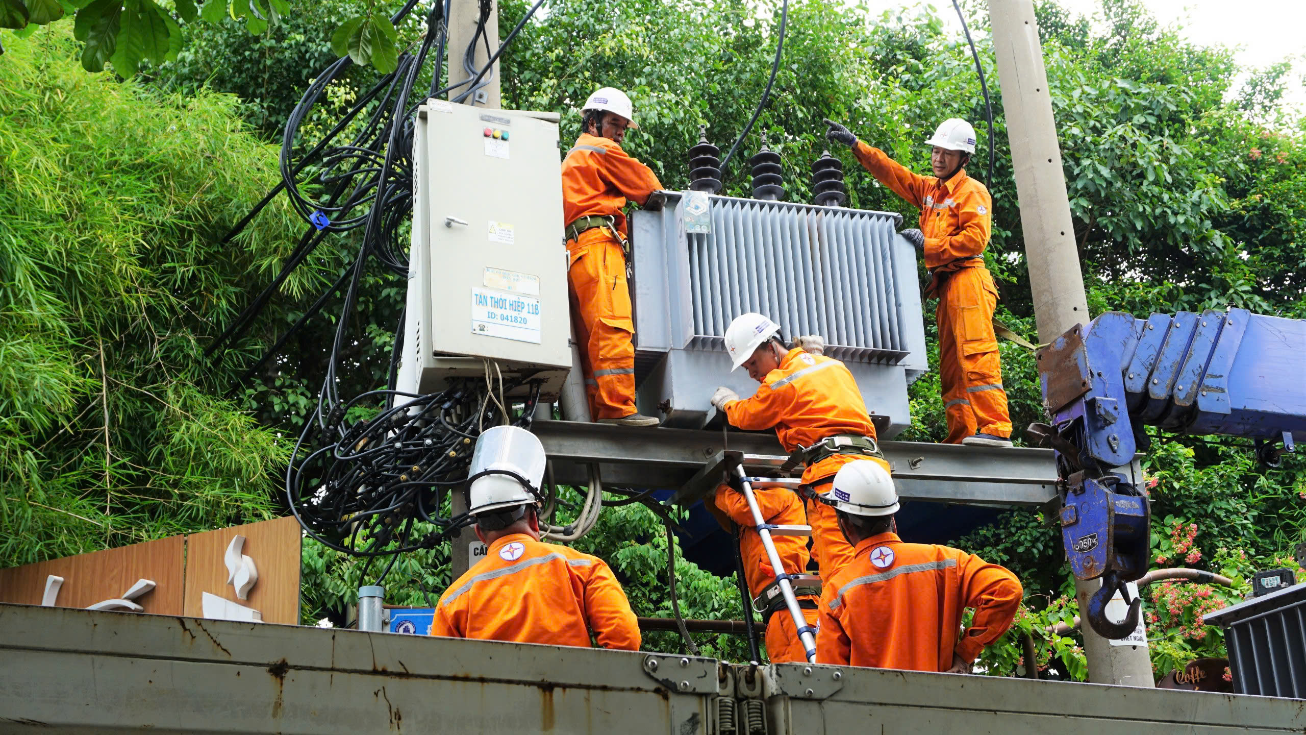 Ngành điện TP HCM tăng cường bảo đảm an toàn mùa mưa, bão- Ảnh 2.