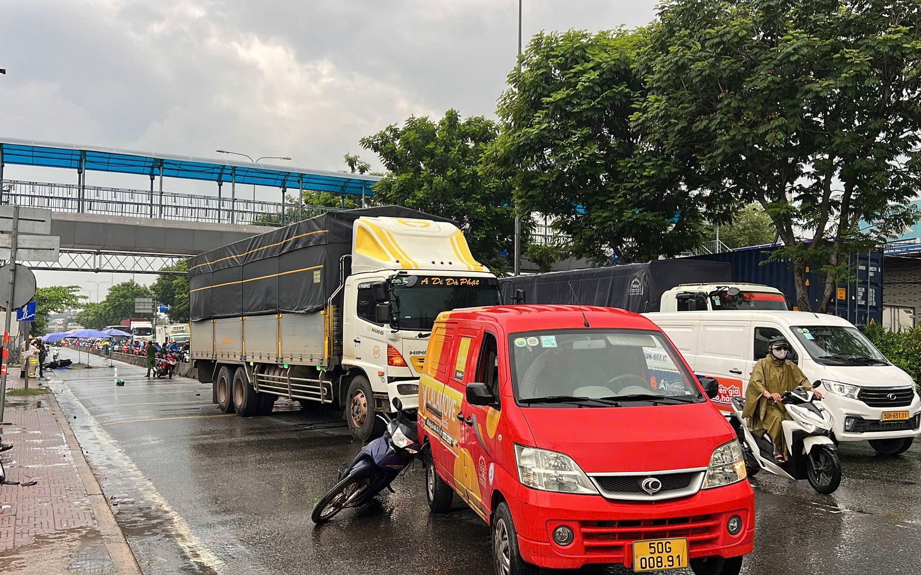 Tai nạn liên hoàn trước chợ đầu mối Thủ Đức, 2 người tử vong