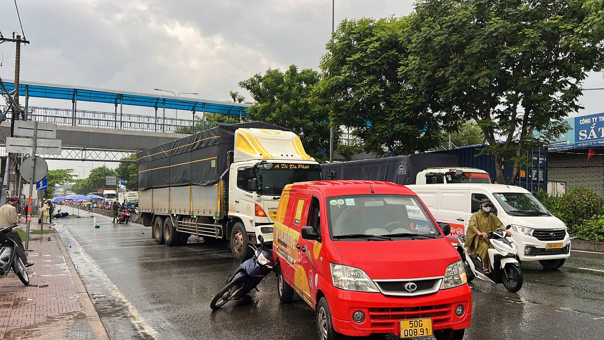 Tai nạn li&ecirc;n ho&agrave;n trước chợ đầu mối Thủ Đức, 2 người tử vong- Ảnh 1.