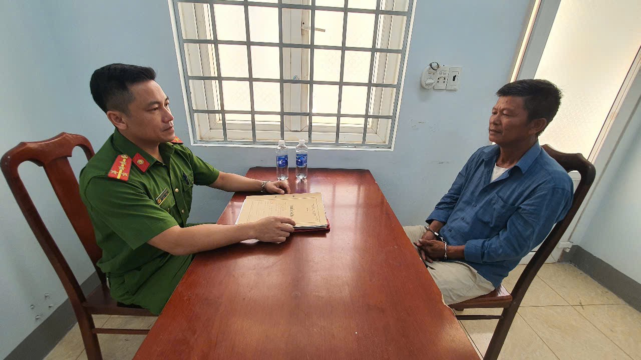 Bắt giữ đối tượng truy n&atilde; khi vừa từ nước ngo&agrave;i trở về- Ảnh 1.
