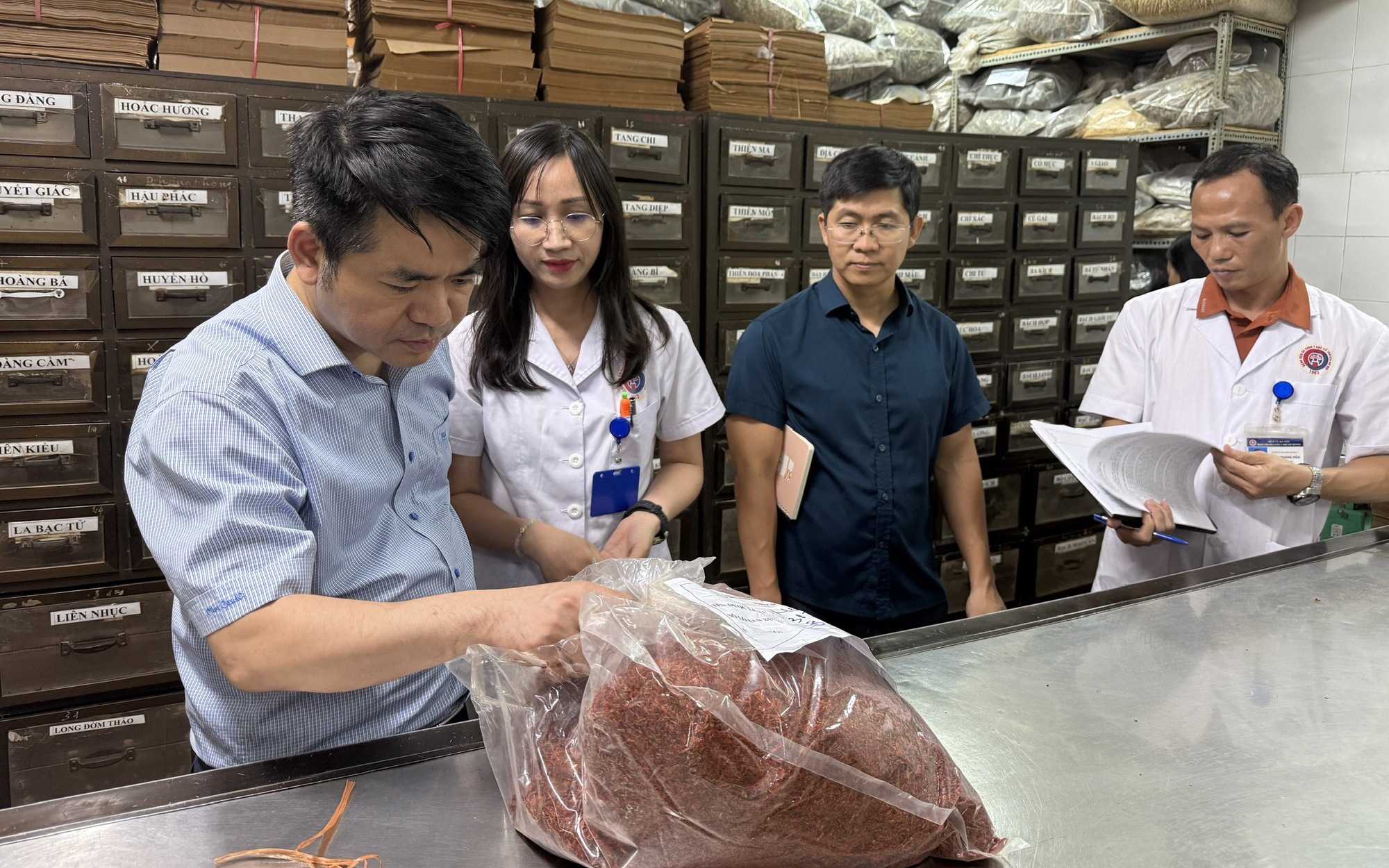 Mỹ phẩm, sữa, thuốc bị kiểm tra đồng loạt