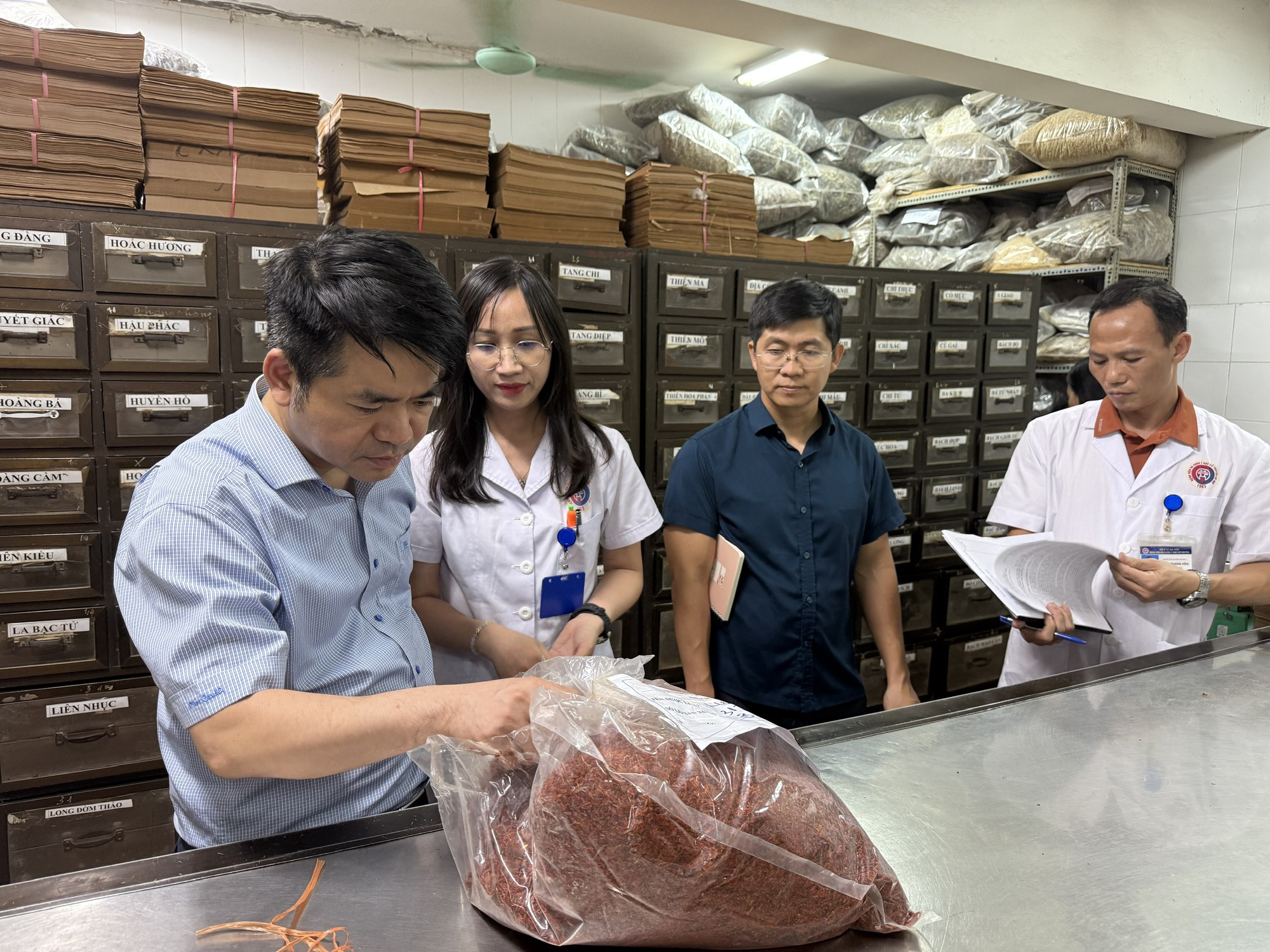 Mỹ phẩm, sữa, thuốc bị kiểm tra đồng loạt- Ảnh 1.