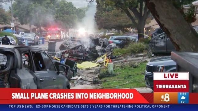 M&aacute;y bay lao xuống khu d&acirc;n cư ở bang California - Mỹ, nhiều nh&agrave; v&agrave; &ocirc; t&ocirc; bốc ch&aacute;y- Ảnh 1.