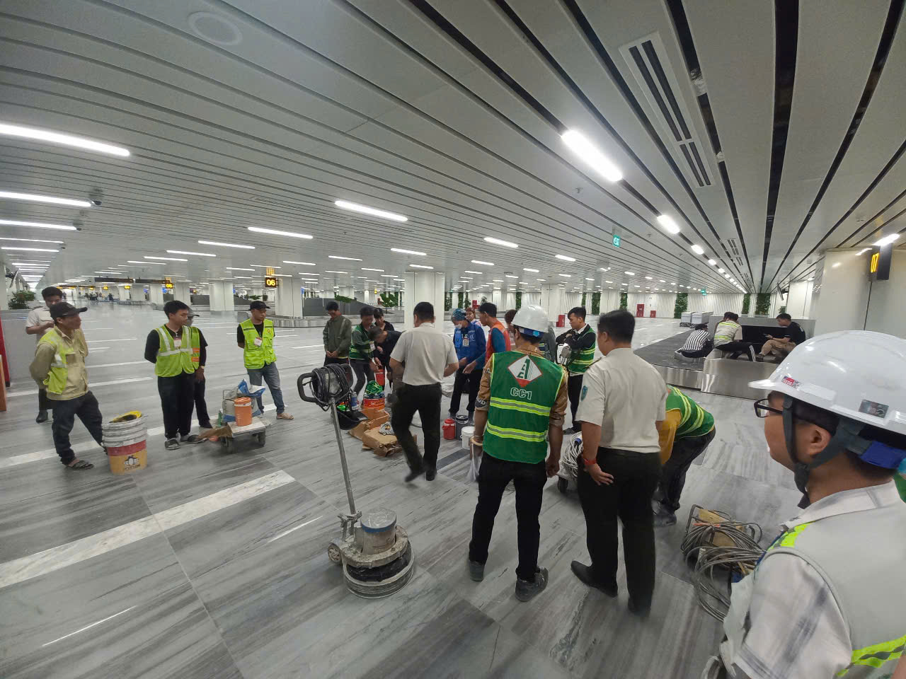 Nhà ga T3 sân bay Tân Sơn Nhất vừa khai thác đã hở gạch lát sàn, nhà thầu nói gì? - Ảnh 2.