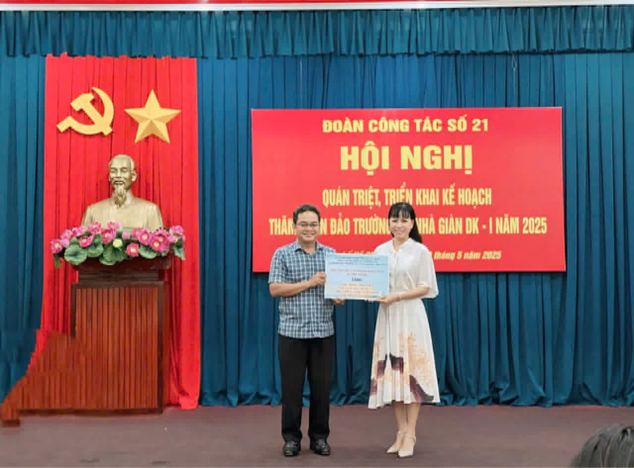 Hoa hậu Võ Thu Sương mặc áo dài đến Trường Sa làm thiện nguyện- Ảnh 1.