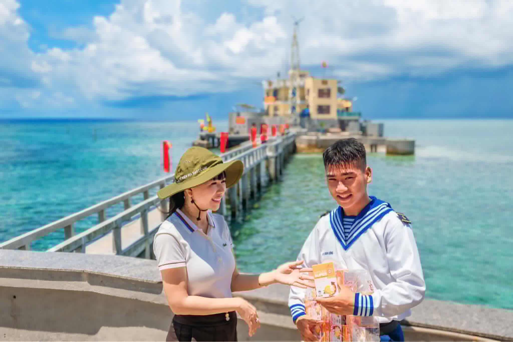 Hoa hậu Võ Thu Sương mặc áo dài đến Trường Sa làm thiện nguyện- Ảnh 4.