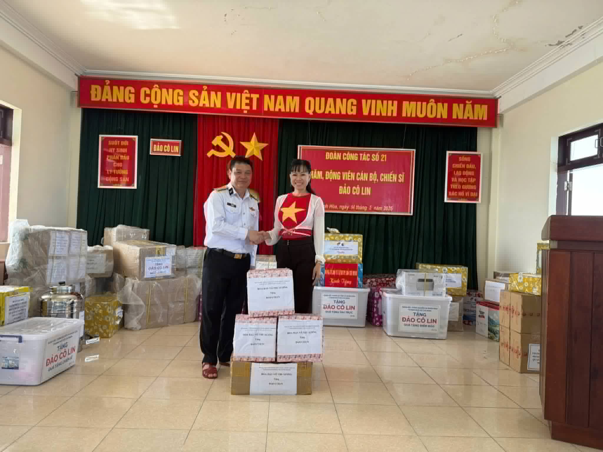 Hoa hậu Võ Thu Sương mặc áo dài đến Trường Sa làm thiện nguyện- Ảnh 2.