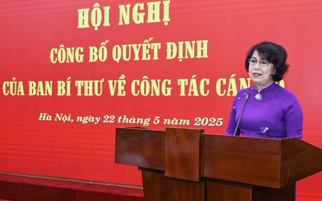 Trao quyết định nghỉ hưu trước tuổi đối với bà Tô Thị Bích Châu