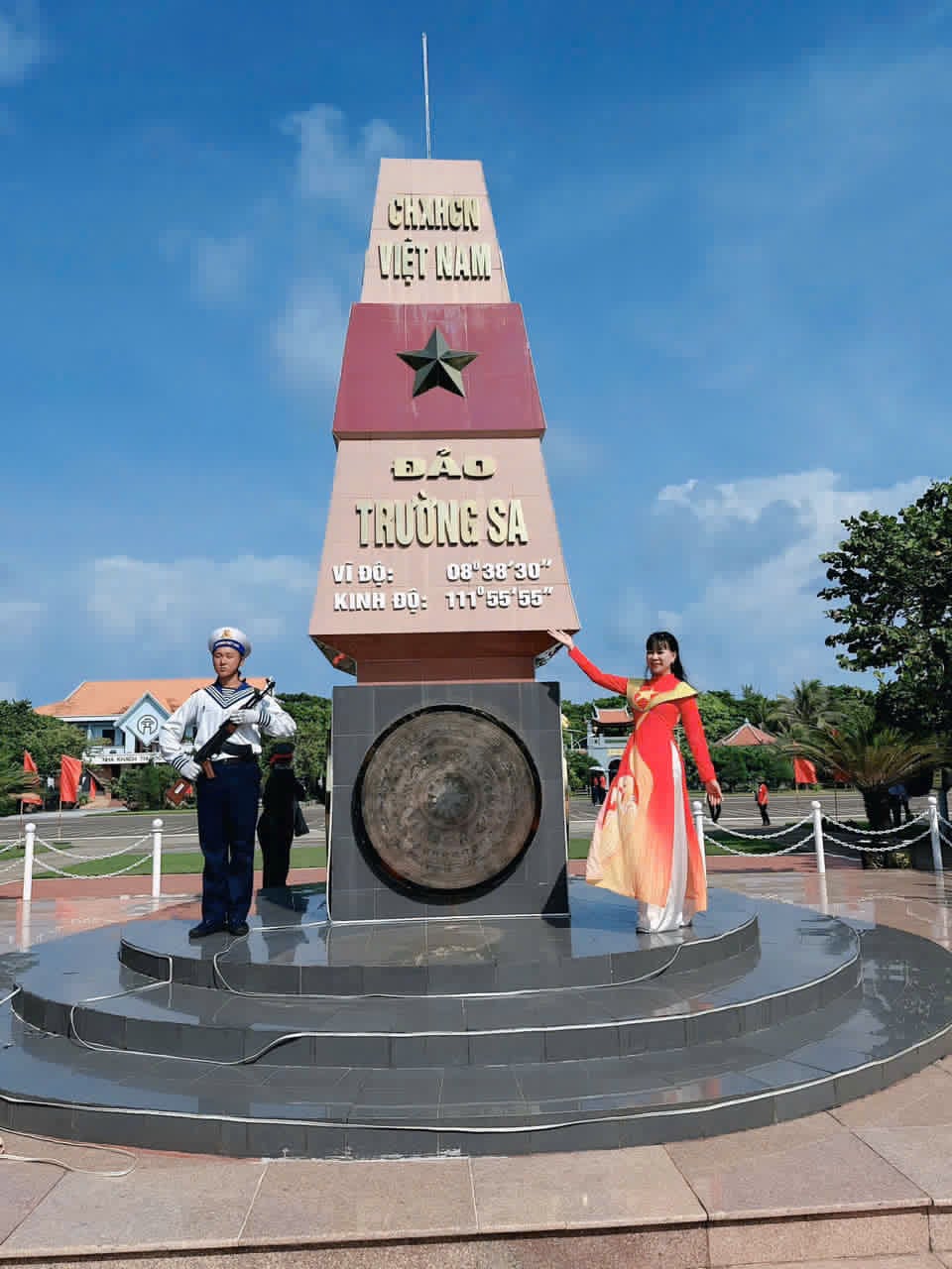 Hoa hậu Võ Thu Sương mặc áo dài đến Trường Sa làm thiện nguyện- Ảnh 3.