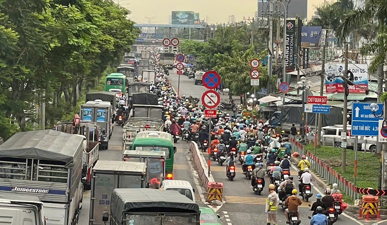 Tạm giữ tài xế trong vụ tai nạn 2 người tử vong ở Thủ Đức- Ảnh 2.