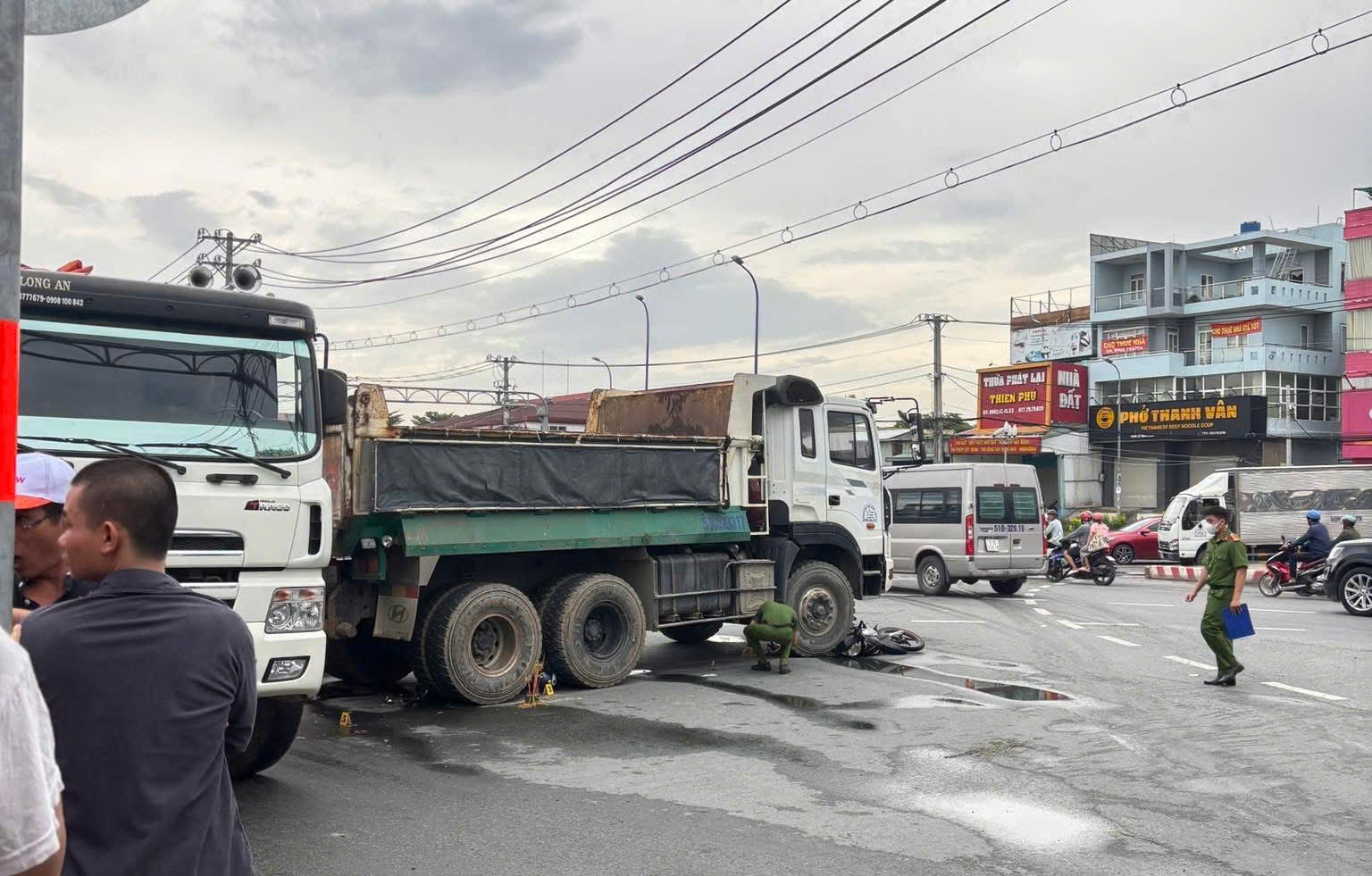 Tai nạn nghi&ecirc;m trọng ngay giao lộ ở huyện B&igrave;nh Ch&aacute;nh, TP HCM - Ảnh 1.