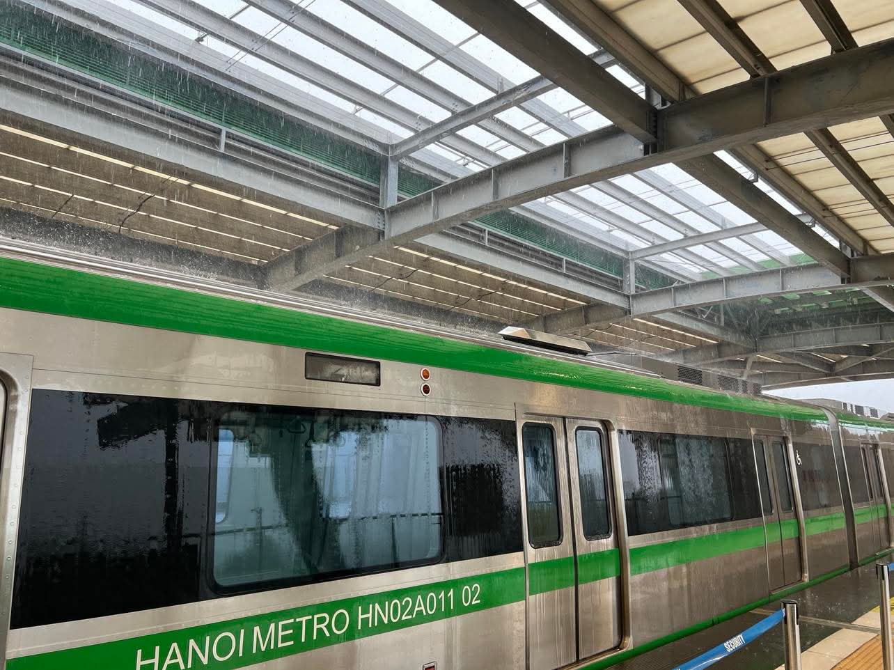 Nh&agrave; ga t&agrave;u C&aacute;t Linh - H&agrave; Đ&ocirc;ng thủng m&aacute;i, nước chảy l&ecirc;nh l&aacute;ng- Ảnh 2.