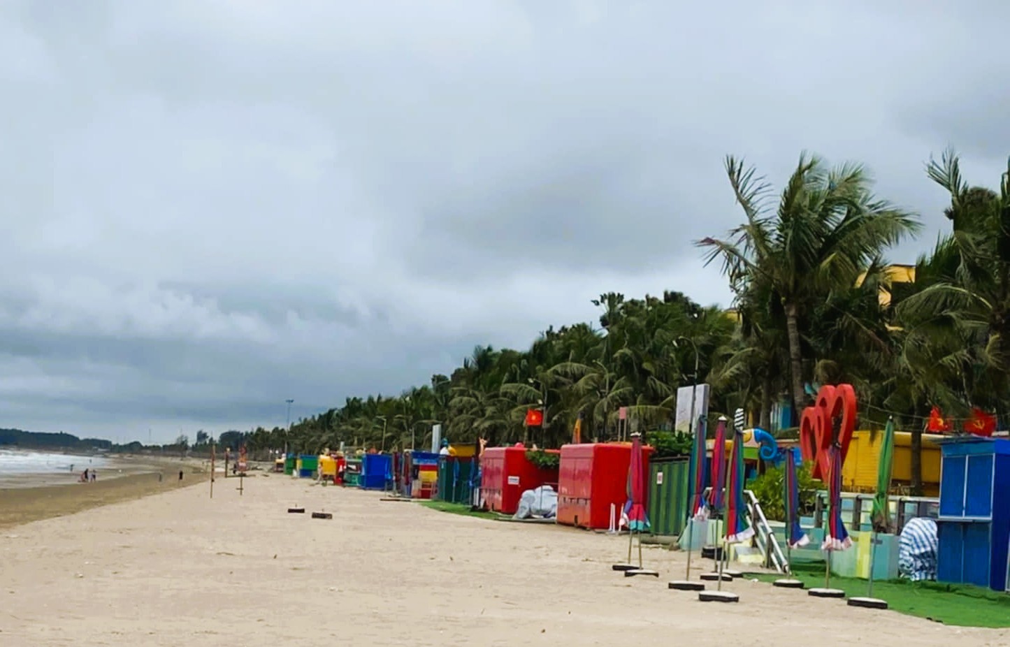 Ch&iacute;nh quyền v&agrave;o cuộc, lều qu&aacute;n vẫn tr&agrave;n lan ở b&atilde;i biển nổi tiếng Thanh H&oacute;a- Ảnh 5.