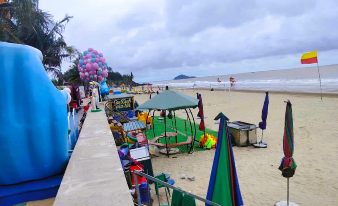 Ch&iacute;nh quyền v&agrave;o cuộc, lều qu&aacute;n vẫn tr&agrave;n lan ở b&atilde;i biển nổi tiếng Thanh H&oacute;a- Ảnh 3.