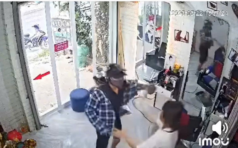 VIDEO: Người đàn ông túm tóc, tát liên tiếp vào mặt người phụ nữ