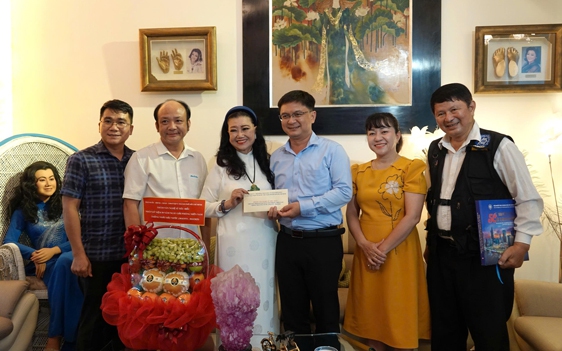 Thăm hỏi, tri ân NSND Thế Hiển và NSƯT Lê Thiện - Ảnh 2.