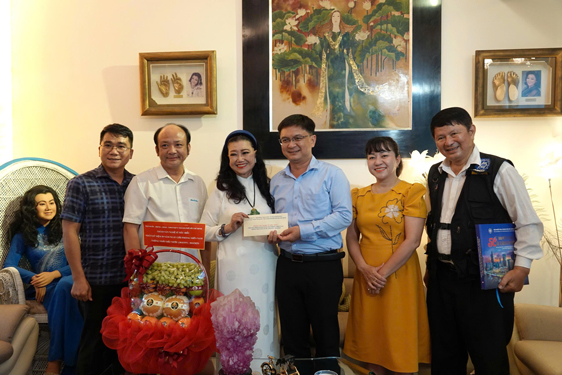 Lãnh đạo TP HCM thăm và tri ân văn nghệ sĩ - Ảnh 1.