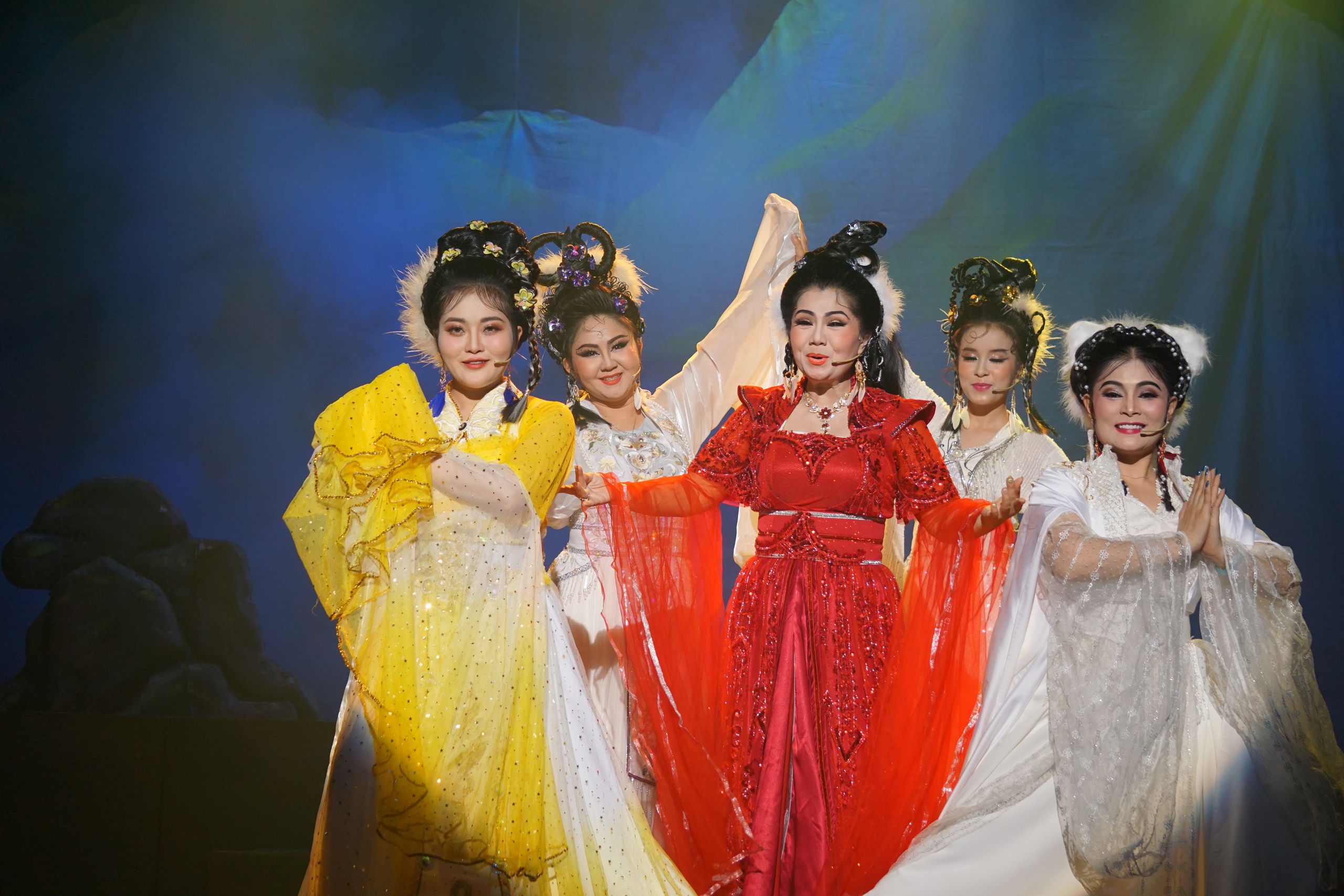 NSƯT T&uacute; Sương h&oacute;a th&acirc;n xuất sắc trong "Hồ Nguyệt C&ocirc; h&oacute;a c&aacute;o"- Ảnh 2.