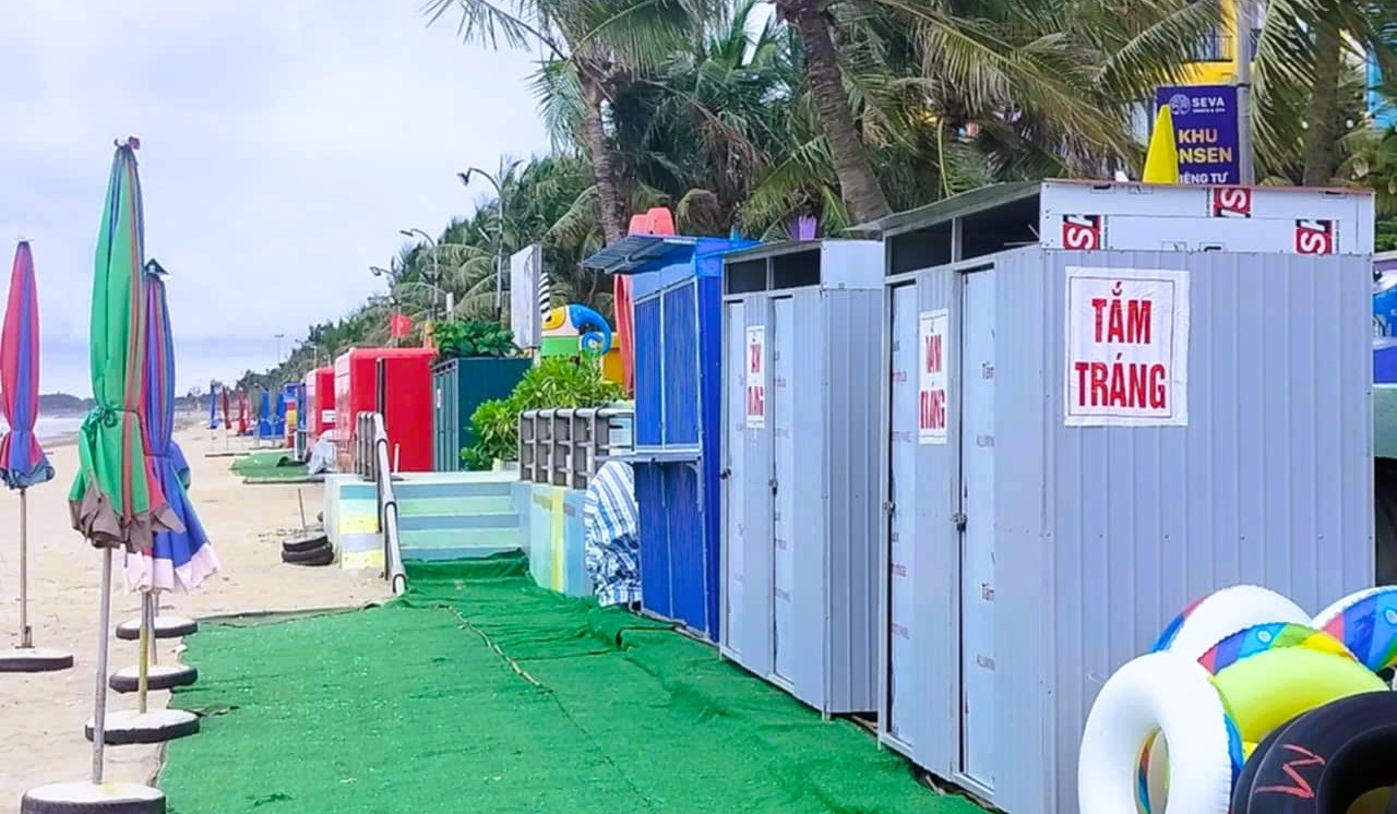 Ch&iacute;nh quyền v&agrave;o cuộc, lều qu&aacute;n vẫn tr&agrave;n lan ở b&atilde;i biển nổi tiếng Thanh H&oacute;a- Ảnh 9.