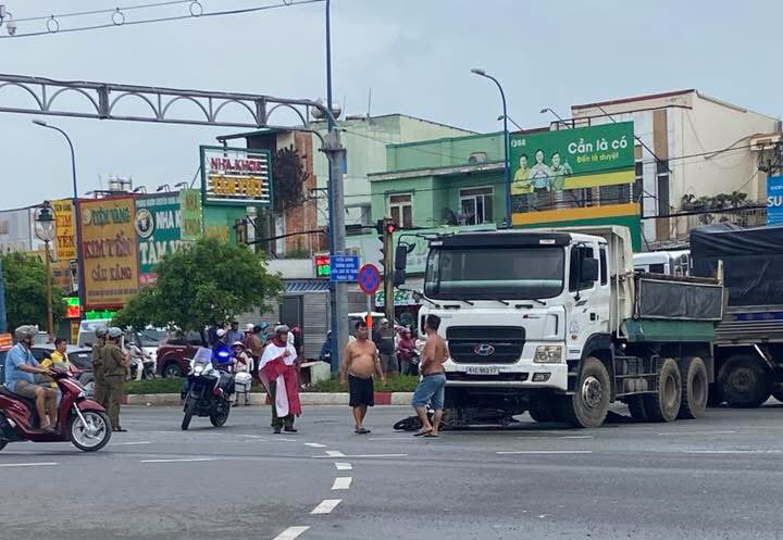 Tai nạn nghi&ecirc;m trọng ngay giao lộ ở huyện B&igrave;nh Ch&aacute;nh, TP HCM - Ảnh 2.