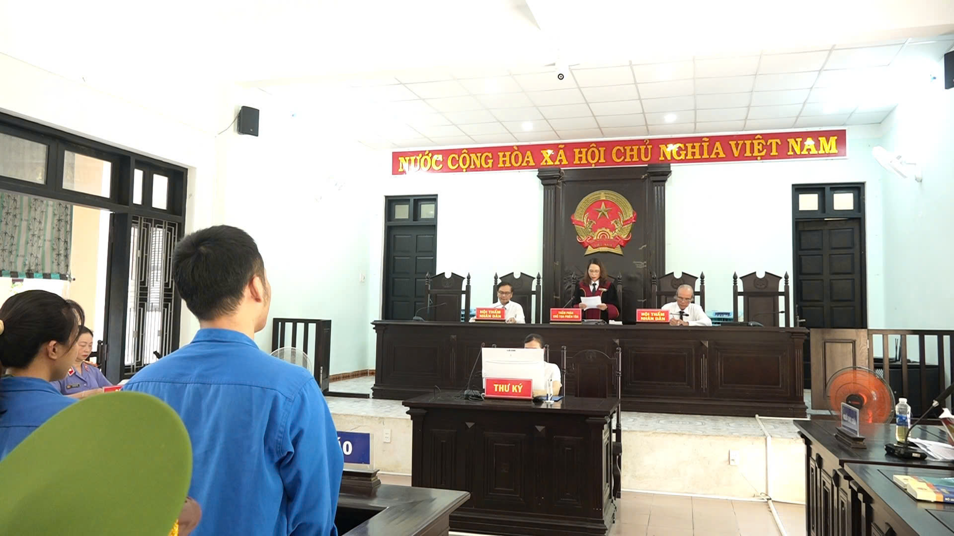 "Vợ chồng" chuyên nhận "hàng trắng" giấu dưới chân cầu lĩnh hậu quả - Ảnh 1.