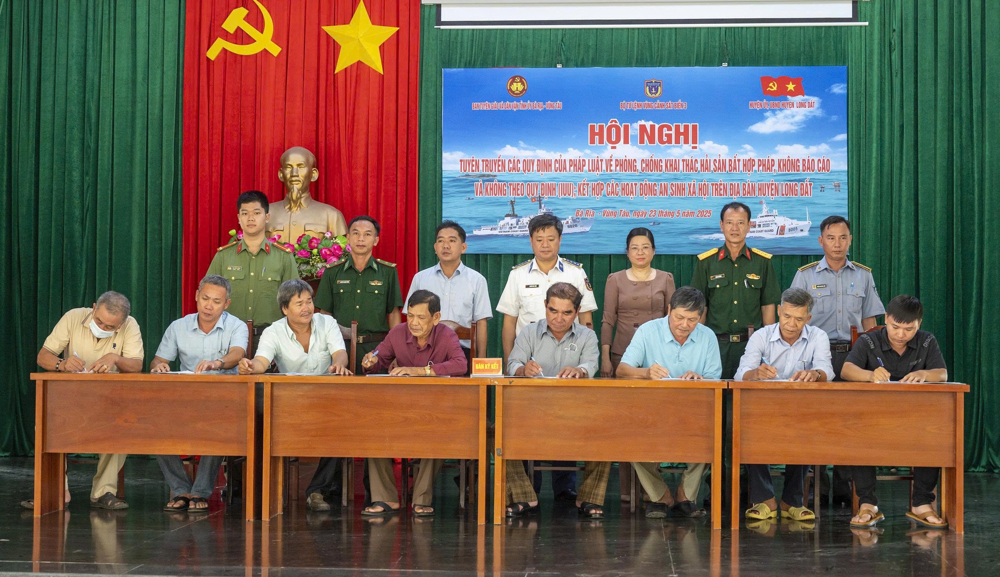 Tiếp sức cho ngư d&acirc;n vươn khơi b&aacute;m biển- Ảnh 1.