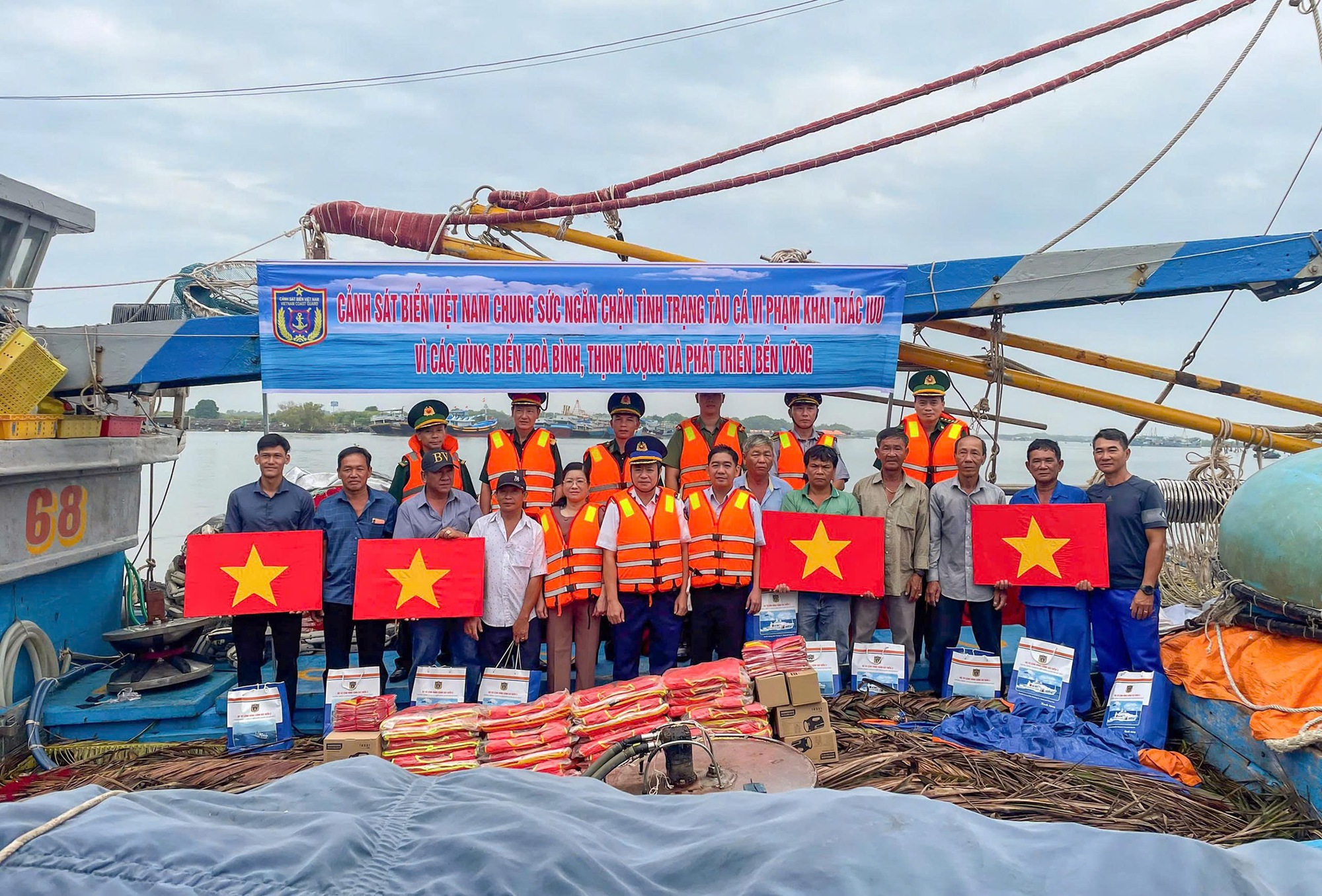 Tiếp sức cho ngư d&acirc;n vươn khơi b&aacute;m biển- Ảnh 4.