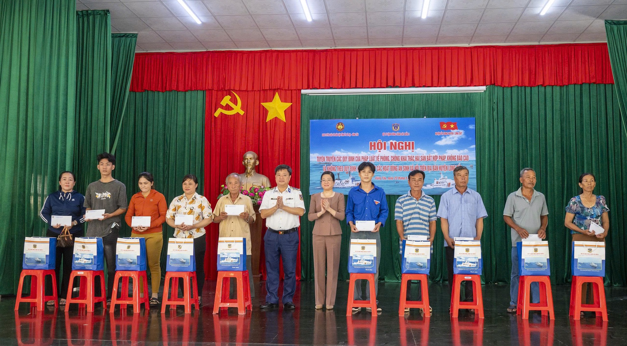 Tiếp sức cho ngư d&acirc;n vươn khơi b&aacute;m biển- Ảnh 5.