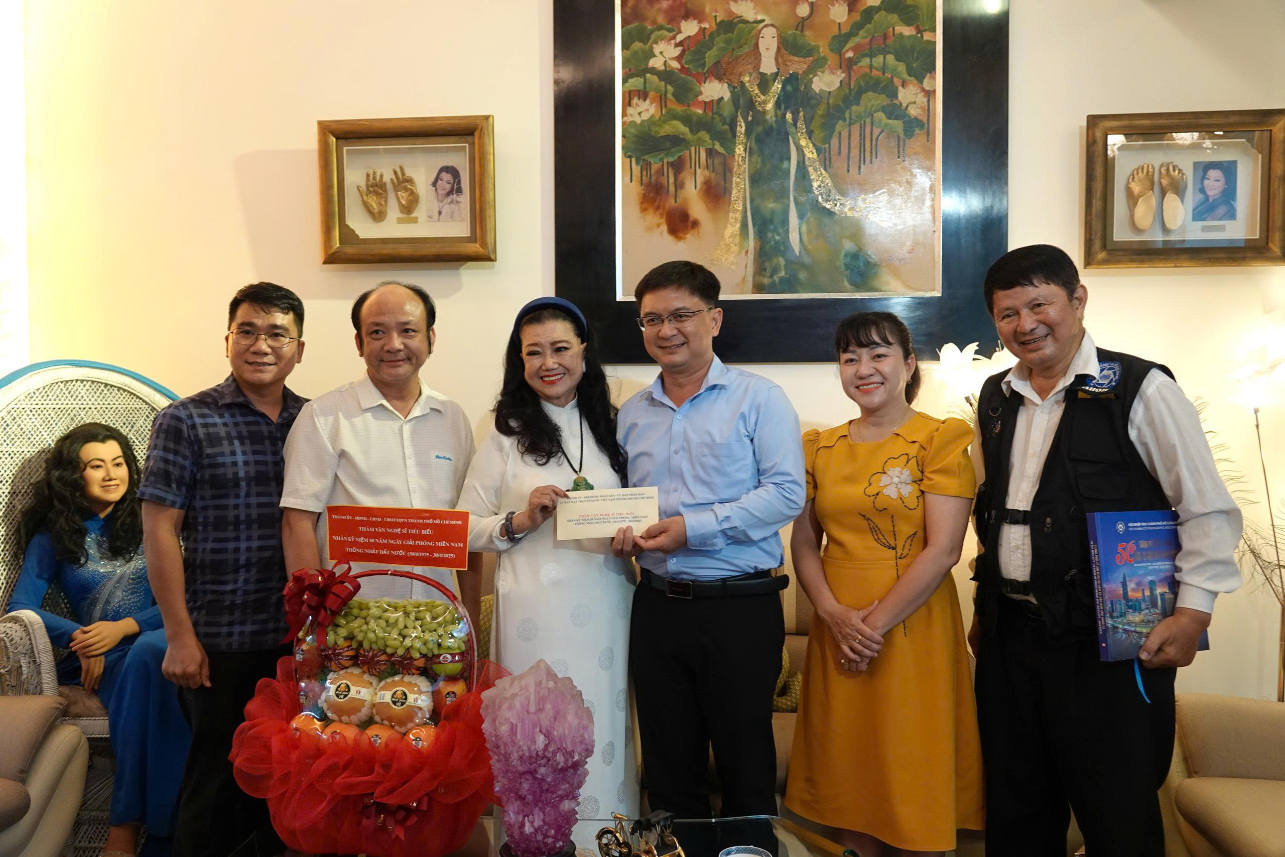 Lãnh đạo Ban Tuyên giáo và Dân vận Thành ủy TP HCM thăm, tri ân các nghệ sĩ tiêu biểu - Ảnh 1.