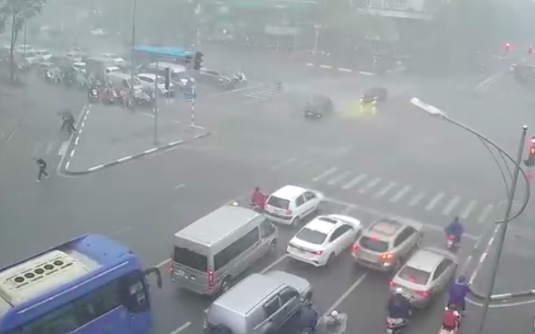 Hà Nội mưa to, cảnh báo ngập lụt nhiều quận
