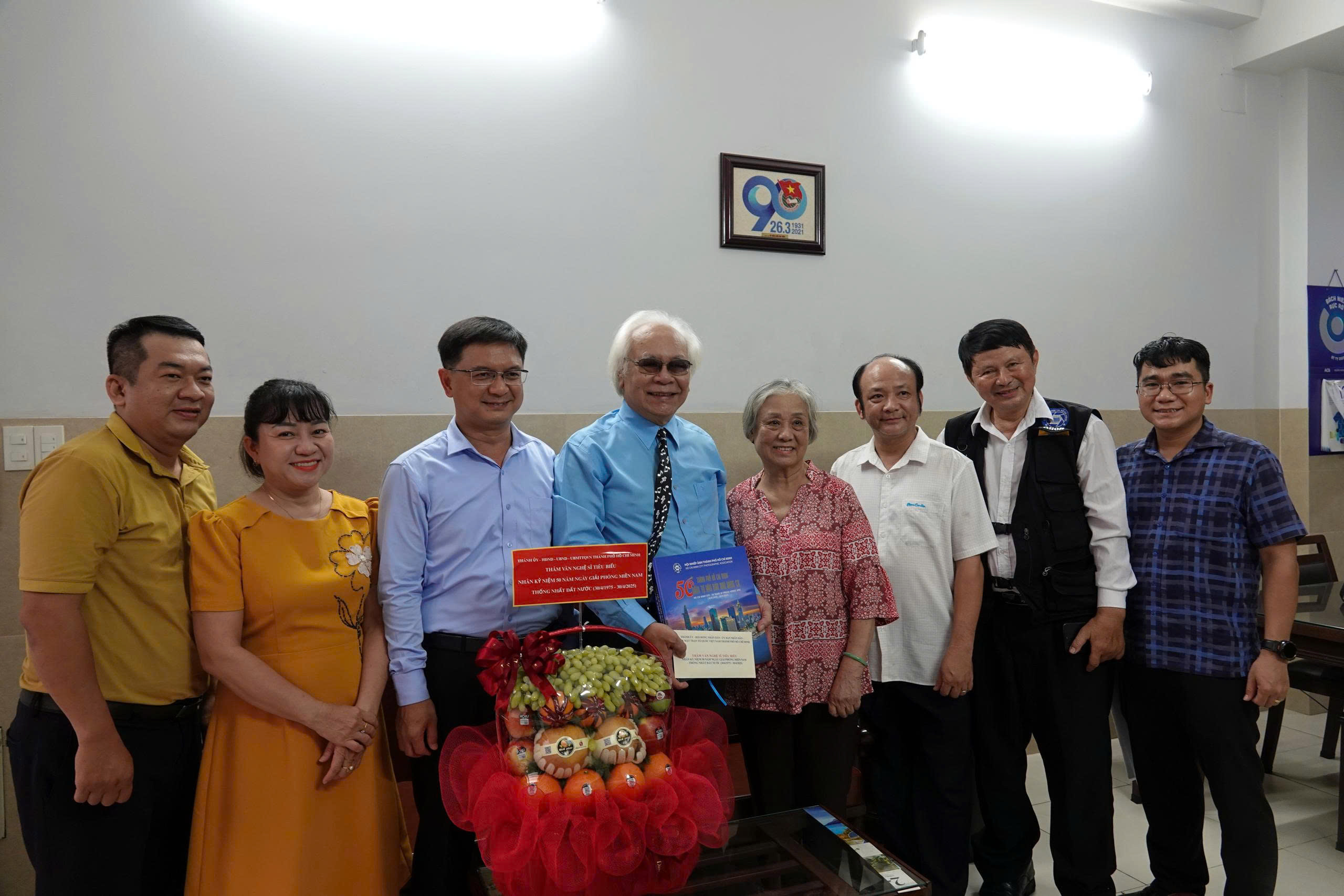 Lãnh đạo Ban Tuyên giáo và Dân vận Thành ủy TP HCM thăm, tri ân các nghệ sĩ tiêu biểu - Ảnh 4.