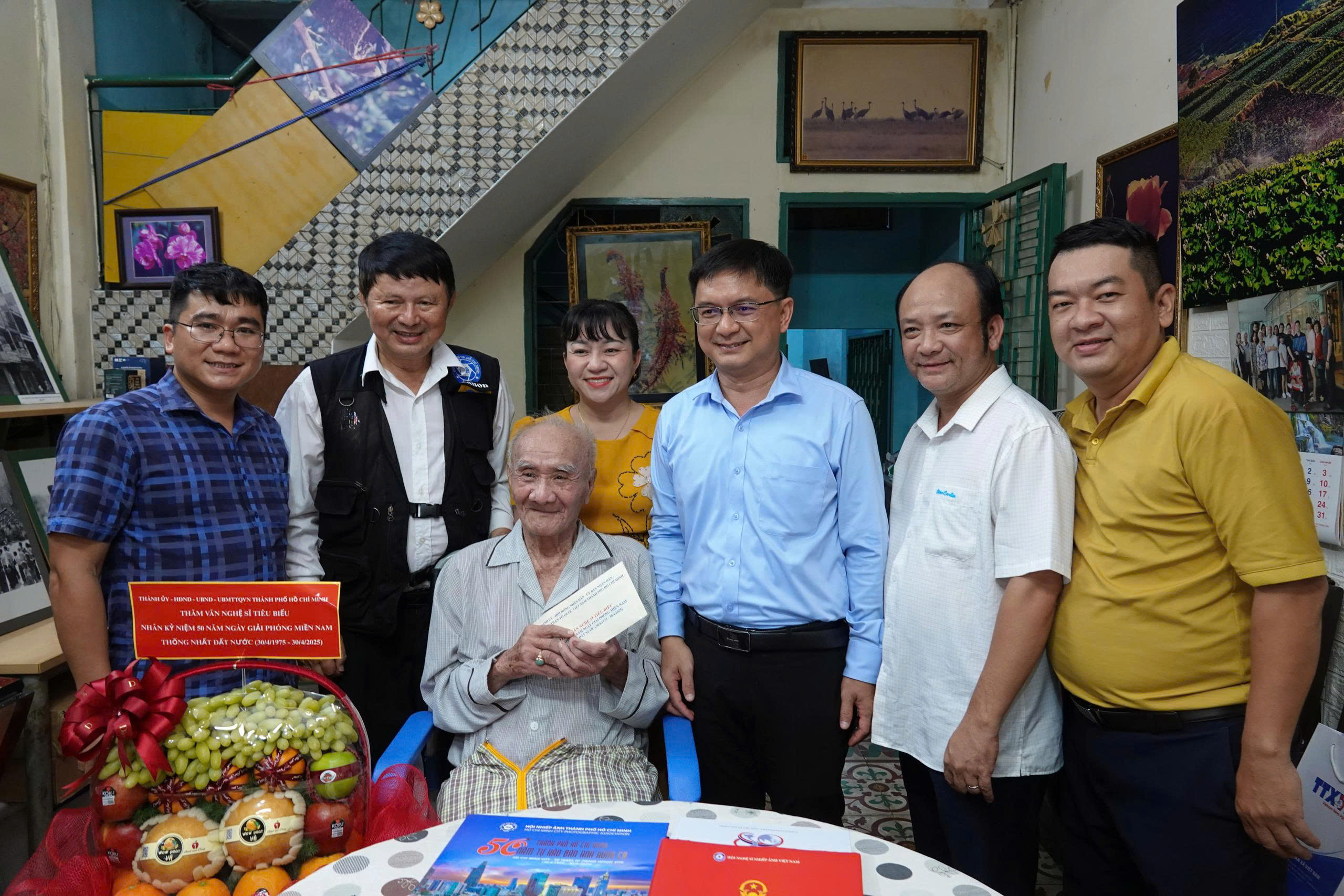 Lãnh đạo Ban Tuyên giáo và Dân vận Thành ủy TP HCM thăm, tri ân các nghệ sĩ tiêu biểu - Ảnh 3.
