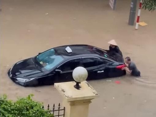VIDEO: Mưa lớn, đẩy ô tô ngập trong biển nước- Ảnh 1.