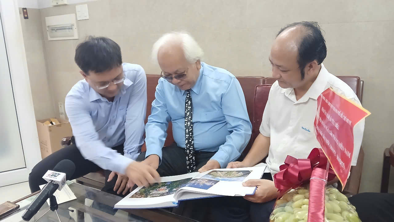 Lãnh đạo Ban Tuyên giáo và Dân vận Thành ủy TP HCM thăm, tri ân các nghệ sĩ tiêu biểu - Ảnh 5.