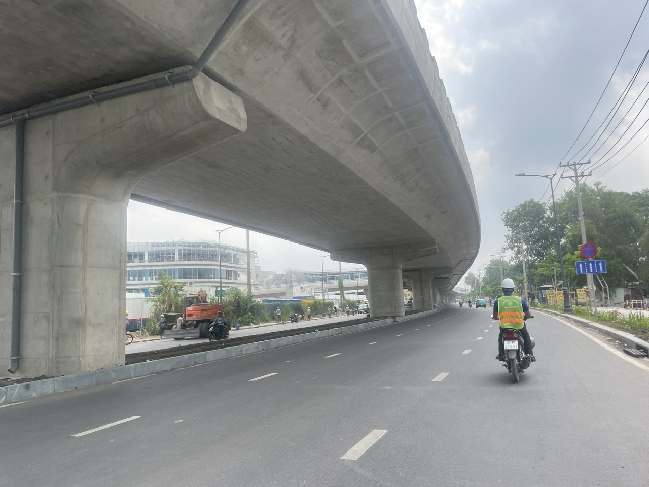 Nhiều giải pháp giảm ùn ứ cho khu vực trước Nhà ga T3 - Ảnh 2.