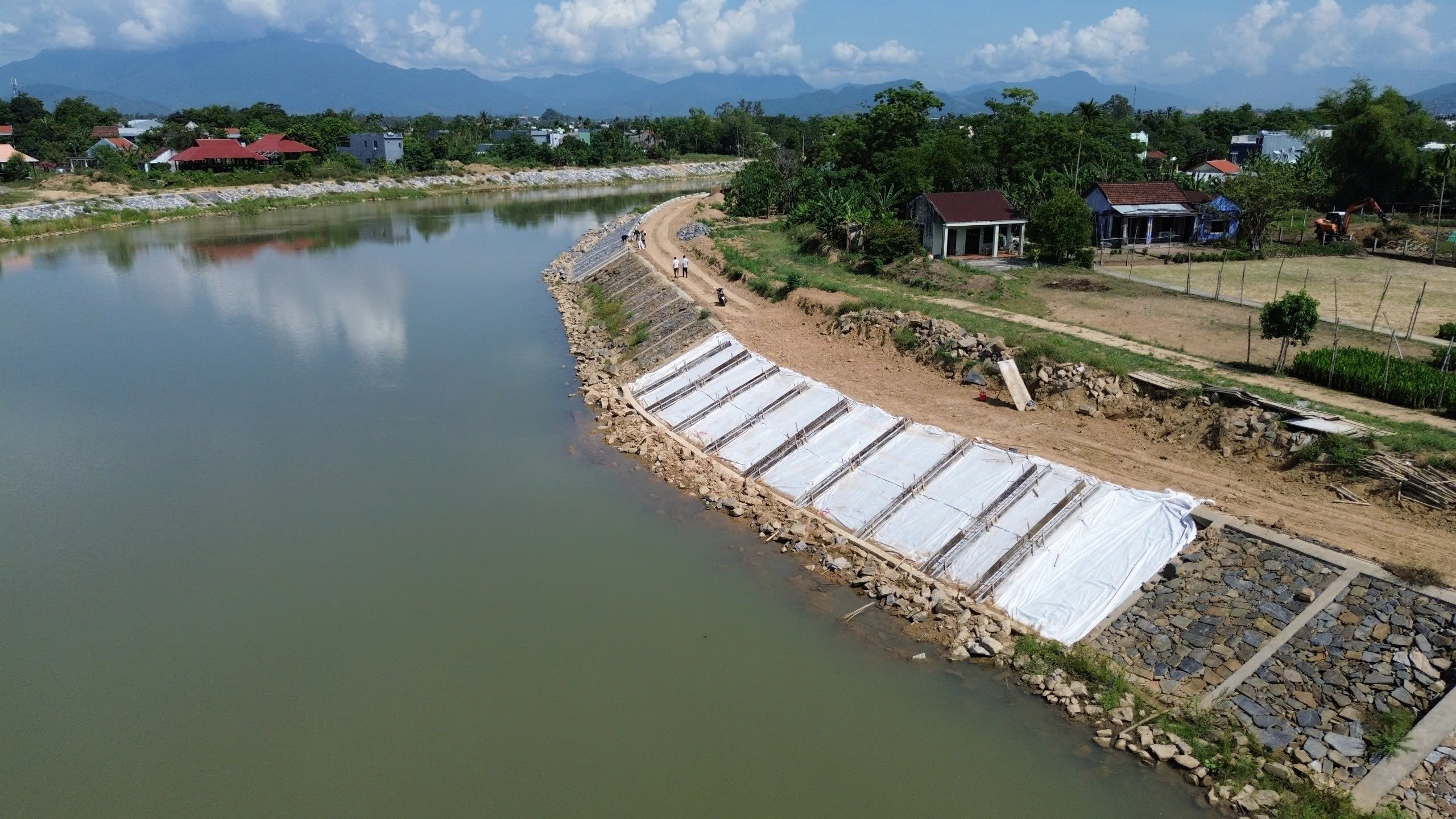 L&aacute;c đ&aacute;c c&ocirc;ng nh&acirc;n tr&ecirc;n c&ocirc;ng trường x&acirc;y dựng k&egrave; chống sạt lở khẩn cấp 125 tỉ đồng- Ảnh 7.