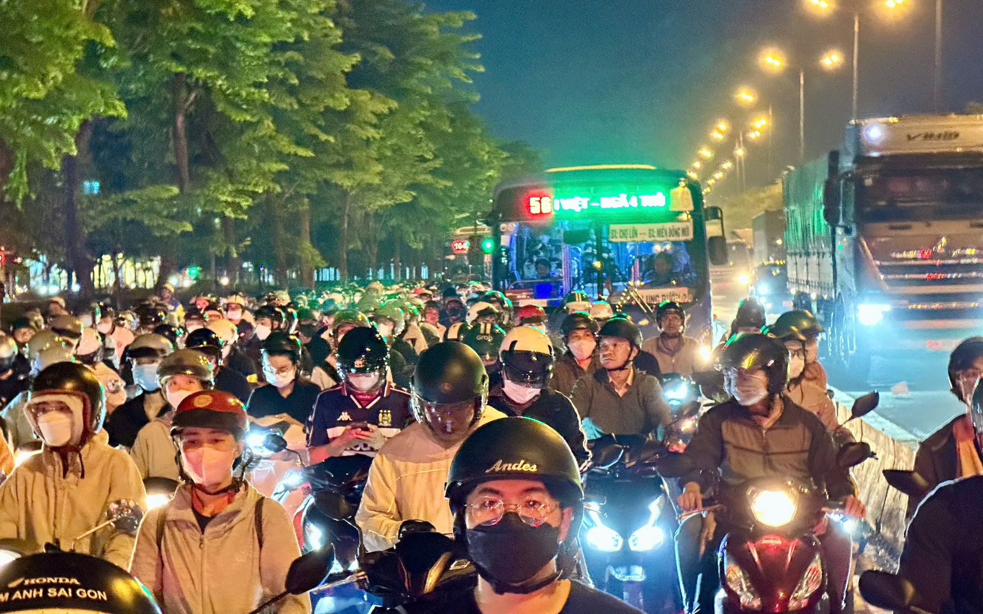 TP Thủ Đức: Ngã tư Bình Thái ken đặc xe máy, ô tô, người đi đường "nghẹt thở"