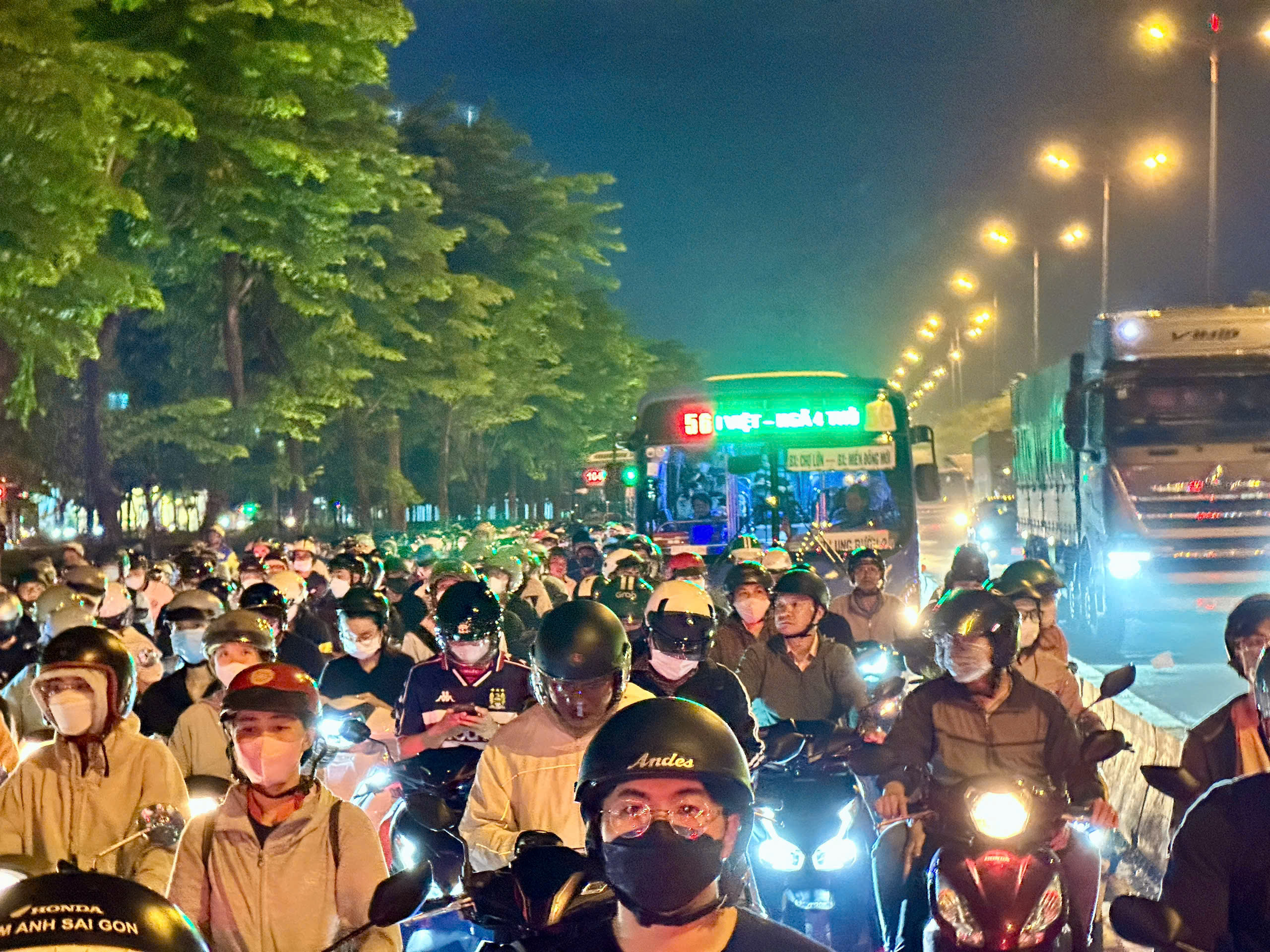 TP Thủ Đức: Đường V&otilde; Nguy&ecirc;n Gi&aacute;p ken đặc, xe m&aacute;y nghẹt thở - Ảnh 2.