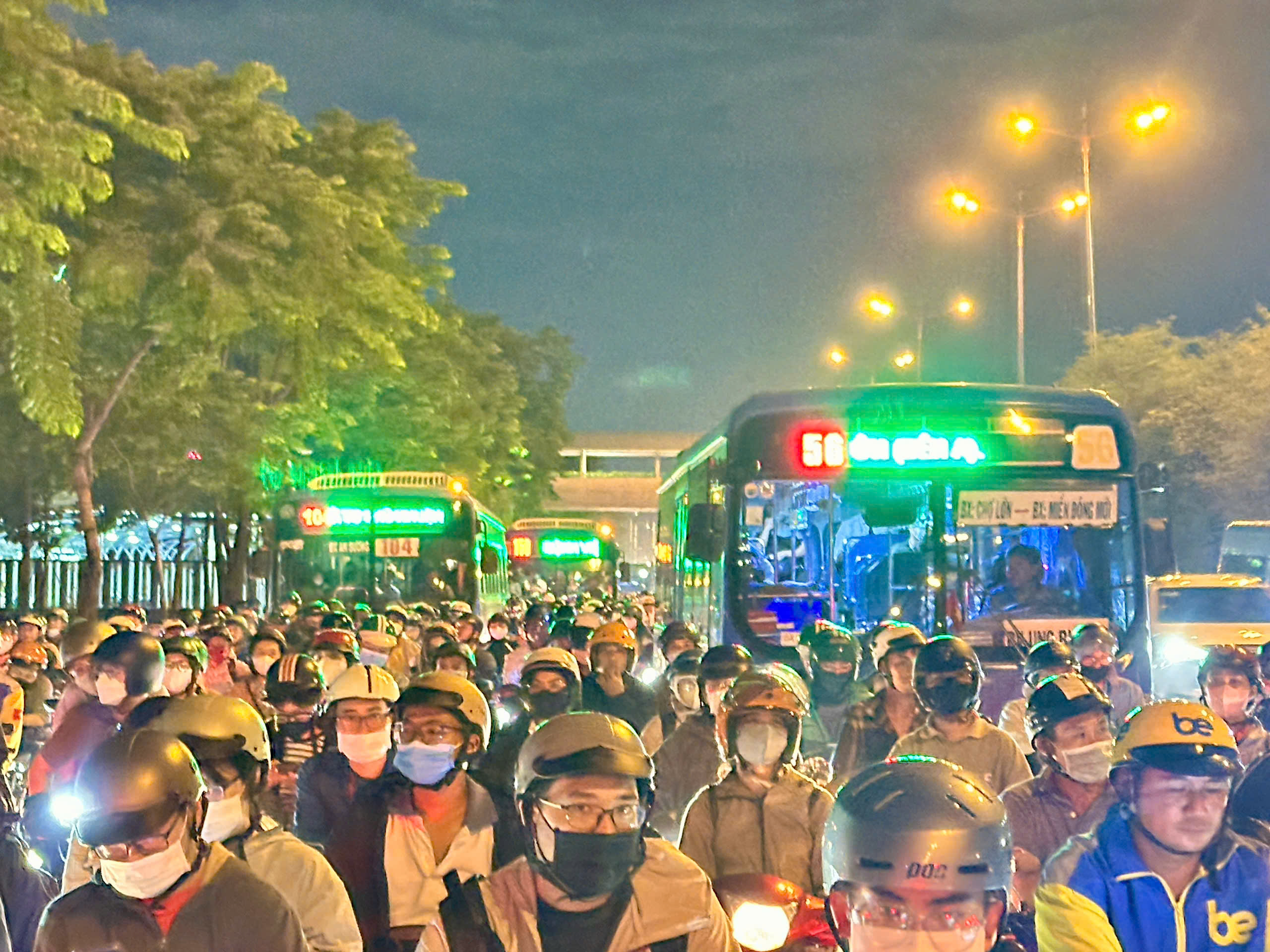 TP Thủ Đức: Đường V&otilde; Nguy&ecirc;n Gi&aacute;p ken đặc, xe m&aacute;y nghẹt thở - Ảnh 1.