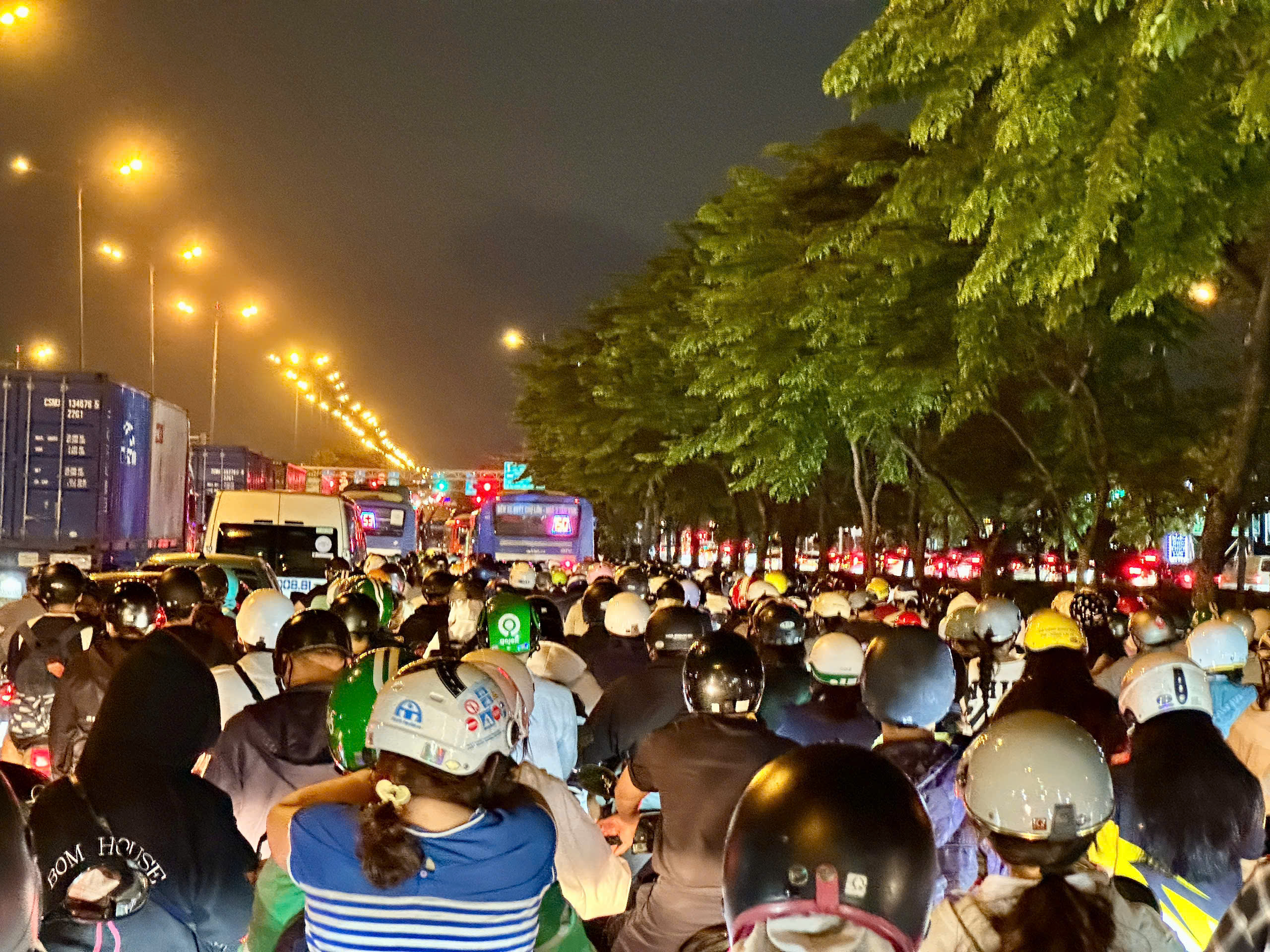 TP Thủ Đức: Đường V&otilde; Nguy&ecirc;n Gi&aacute;p ken đặc, xe m&aacute;y nghẹt thở - Ảnh 5.