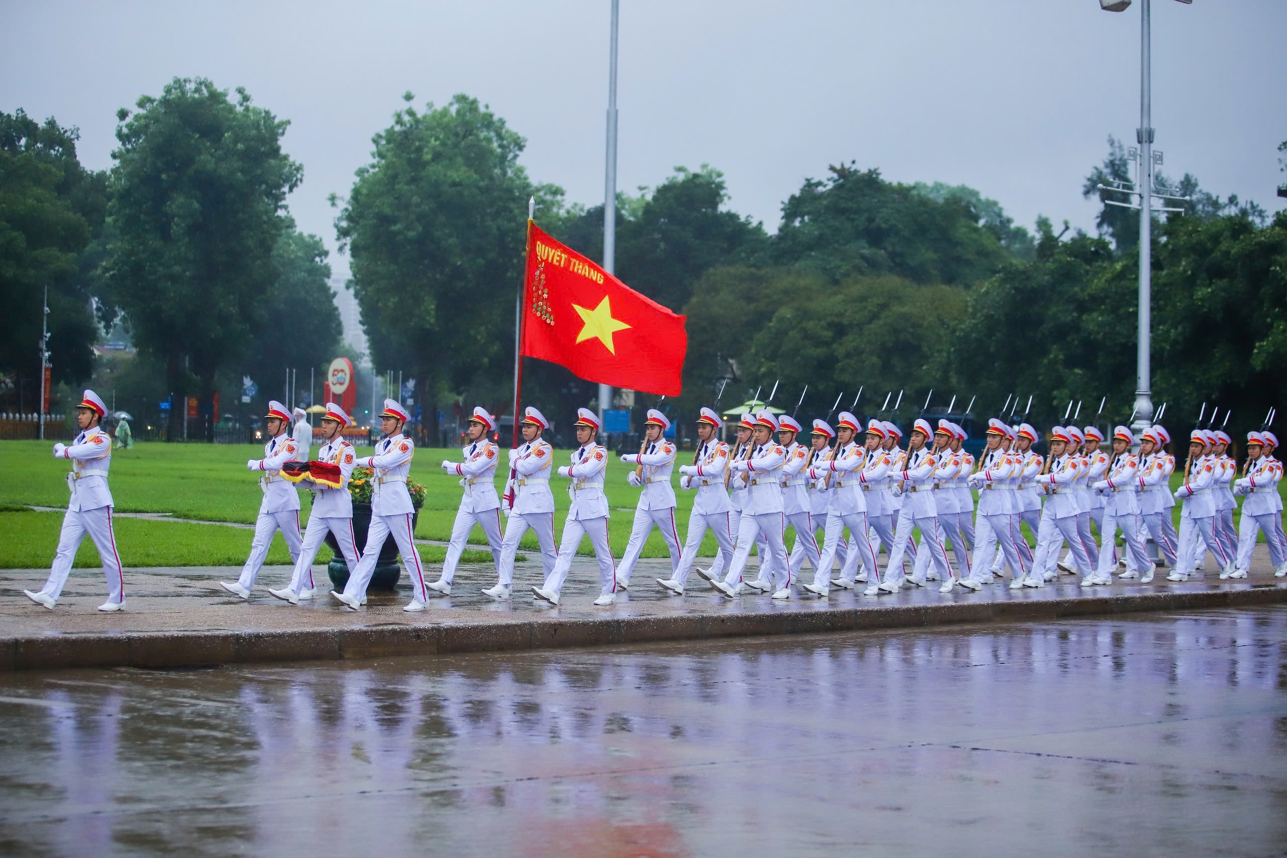 Lễ treo cờ rủ Quốc tang nguyên Chủ tịch nước Trần Đức Lương tại Quảng trường Ba Đình- Ảnh 1.