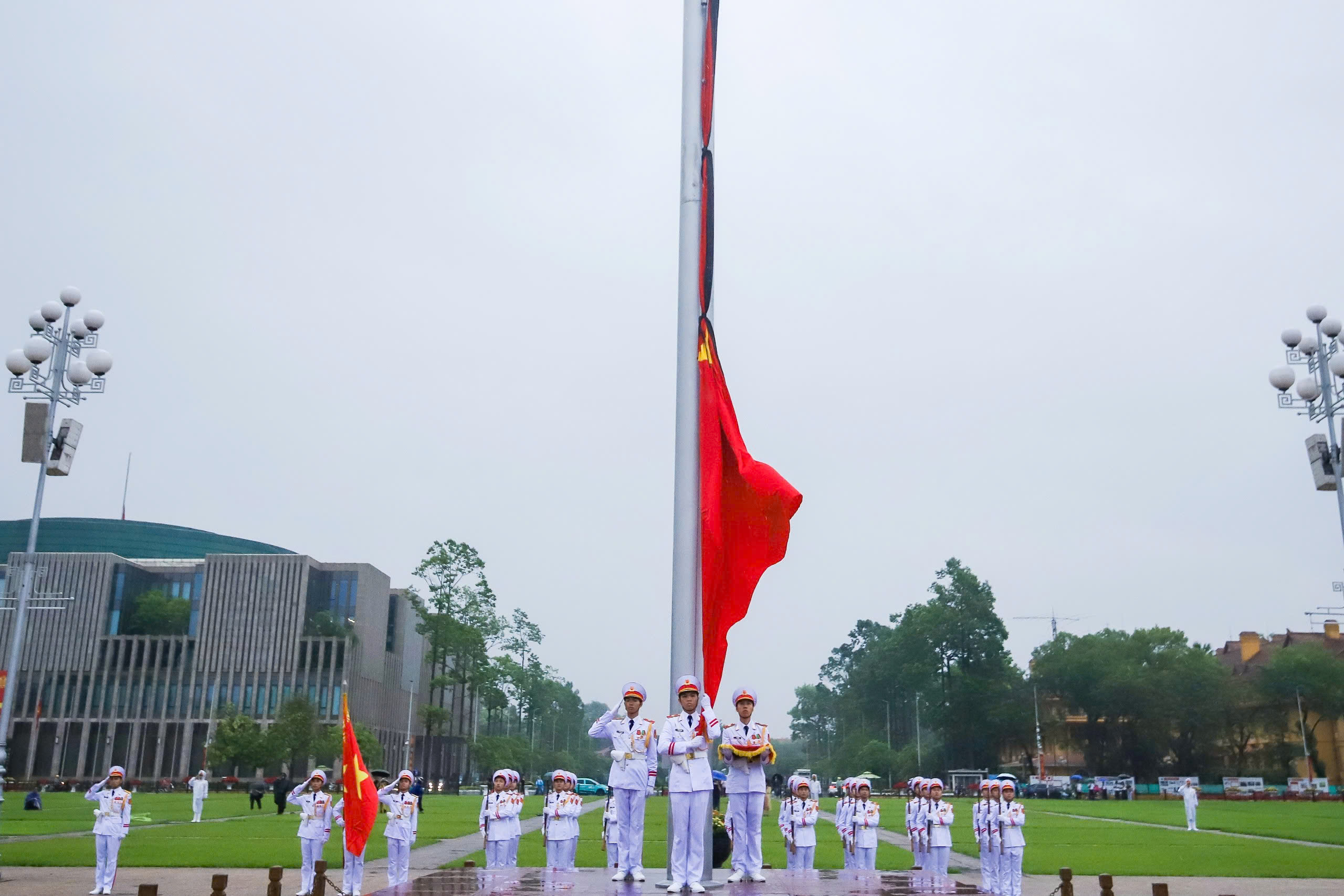 C&aacute;c t&ograve;a nh&agrave; đồng loạt treo cờ rủ tưởng niệm nguy&ecirc;n Chủ tịch nước Trần Đức Lương- Ảnh 1.