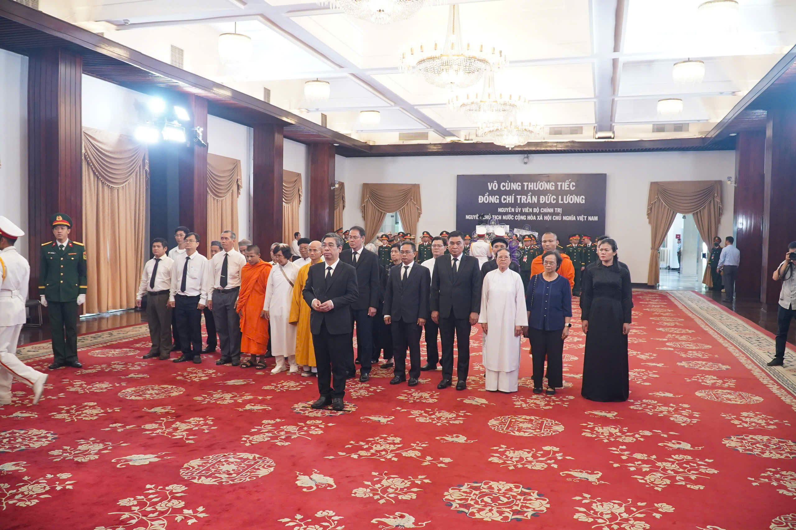 Nghẹn ng&agrave;o x&uacute;c động tại Lễ viếng nguy&ecirc;n Chủ tịch nước Trần Đức Lương tại TP HCM - Ảnh 8.