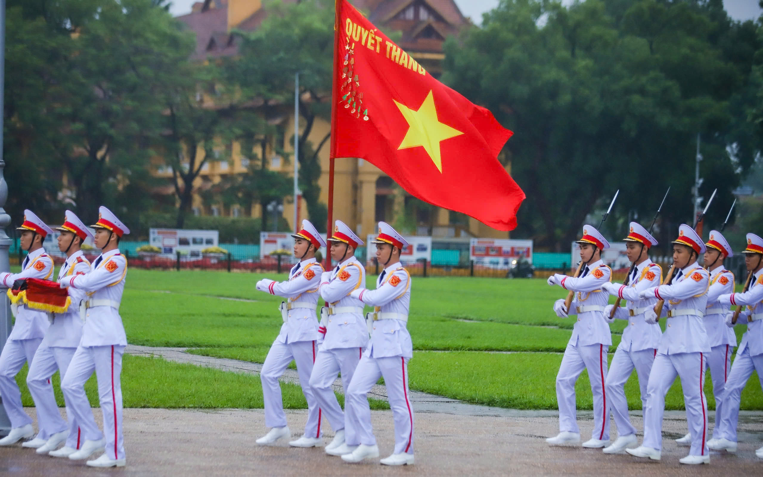 Lễ treo cờ rủ Quốc tang nguyên Chủ tịch nước Trần Đức Lương tại Quảng trường Ba Đình- Ảnh 2.
