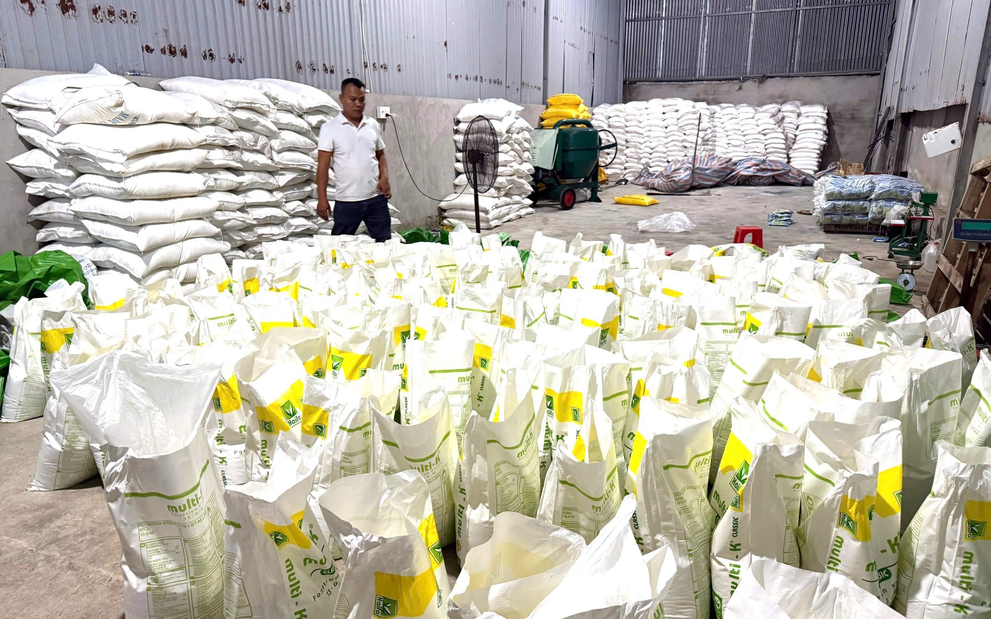Bên trong công ty nghi làm phân bón giả ở Đồng Nai