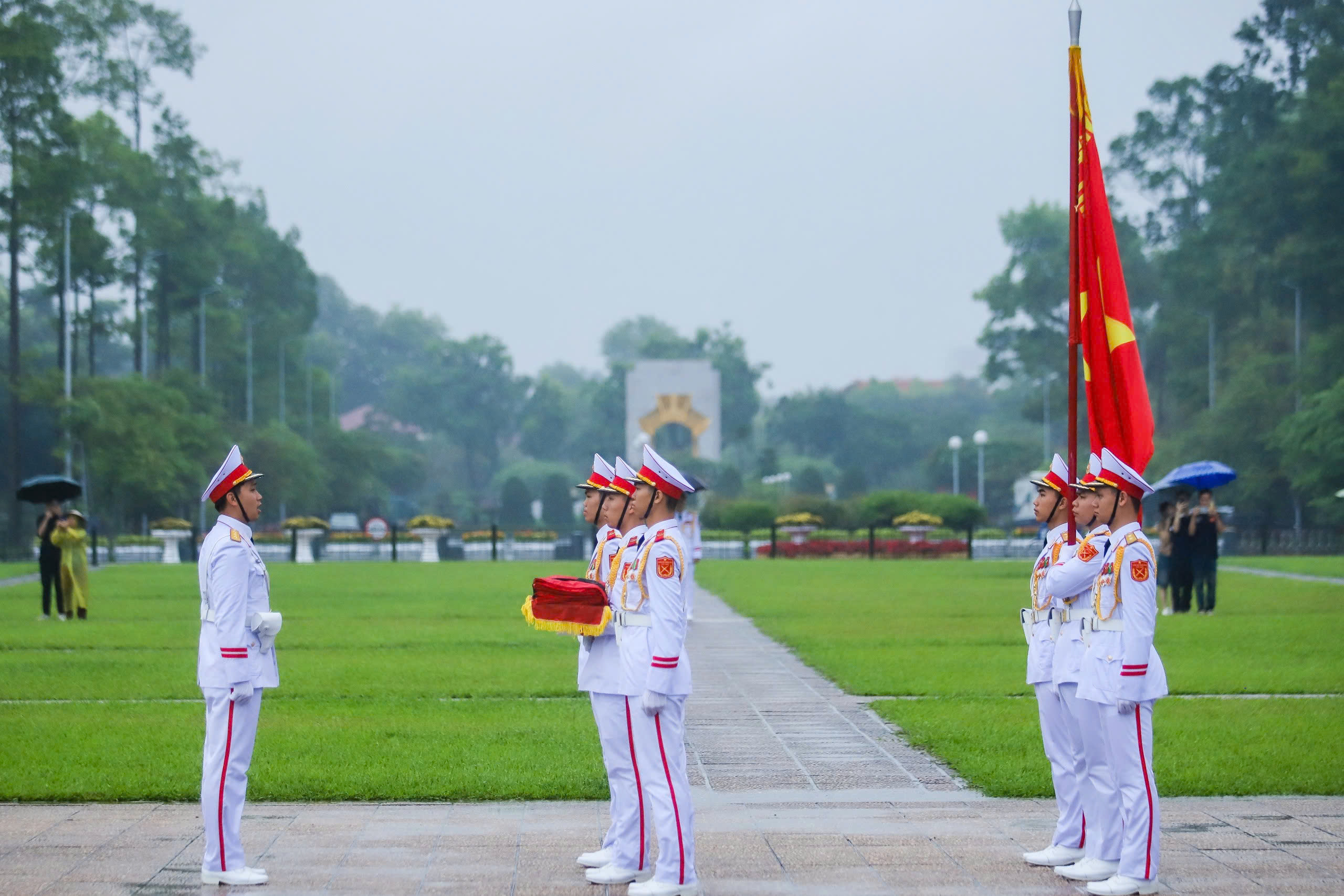 Lễ treo cờ rủ Quốc tang nguyên Chủ tịch nước Trần Đức Lương tại Quảng trường Ba Đình- Ảnh 3.