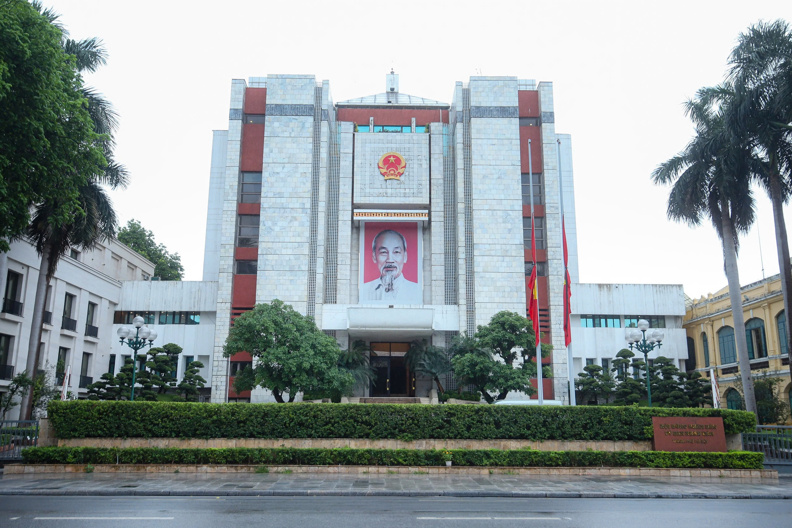 C&aacute;c t&ograve;a nh&agrave; đồng loạt treo cờ rủ tưởng niệm nguy&ecirc;n Chủ tịch nước Trần Đức Lương- Ảnh 5.