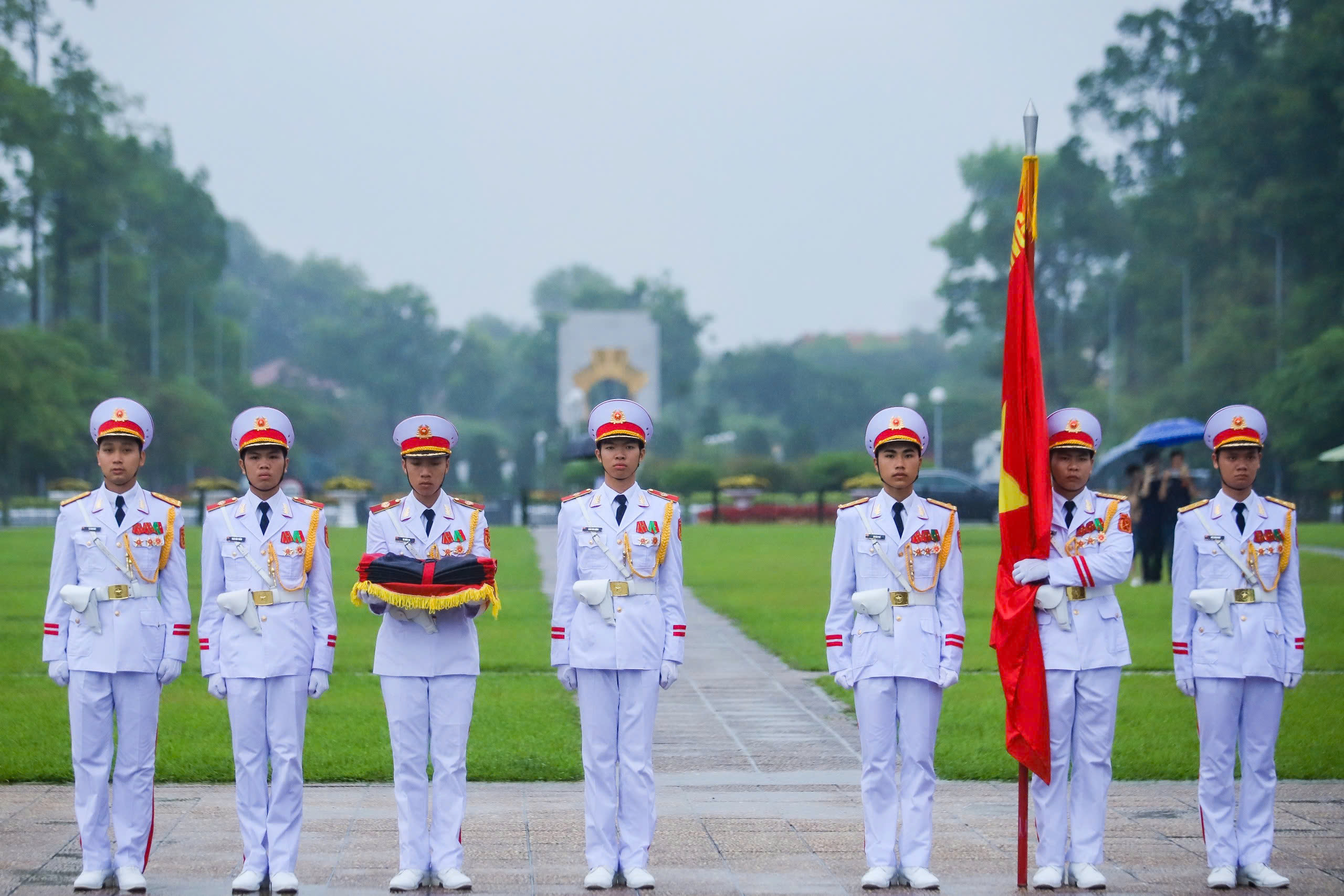 Lễ treo cờ rủ Quốc tang nguyên Chủ tịch nước Trần Đức Lương tại Quảng trường Ba Đình- Ảnh 4.